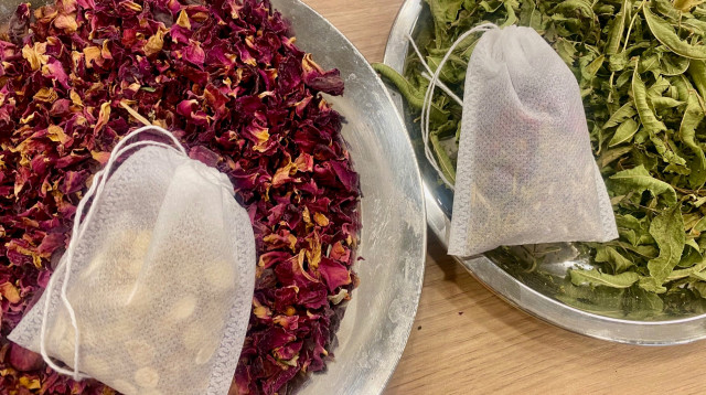 חליטות צמחי מרפא לאיזון והרגעת הגוף והנפש (צילום: יוספה קמחי)