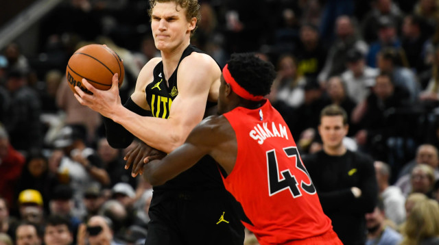 שחקן יוטה ג'אז לאורי מארקנן מול שחקן טורונטו ראפטורס פסקל סיאקם (צילום: GettyImages, Alex Goodlett)