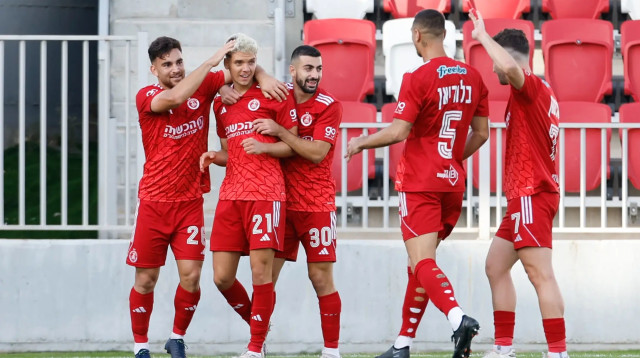 שחקני הפועל תל אביב חוגגים עם עומר סניור (צילום: מאור אלקסלסי)