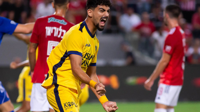 רוי רביבו, שחקן מכבי תל אביב חוגג (צילום: קובי אליהו)