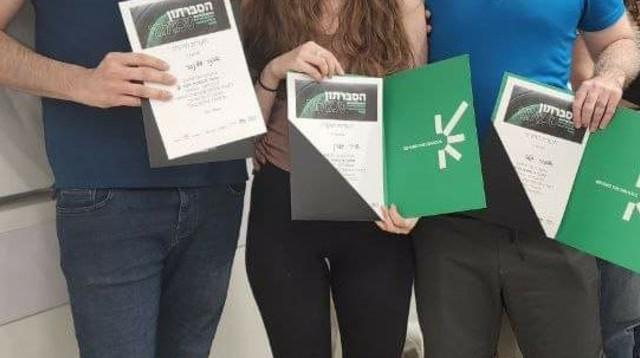 משמאל אבנר דולינגר ושירי גורן עובדי חברת אדמה, ואופיר גלר (צילום: דנה סידי)