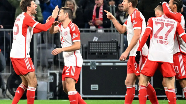 שחקני באיירן מינכן חוגגים עם הארי קיין (צילום: רויטרס)