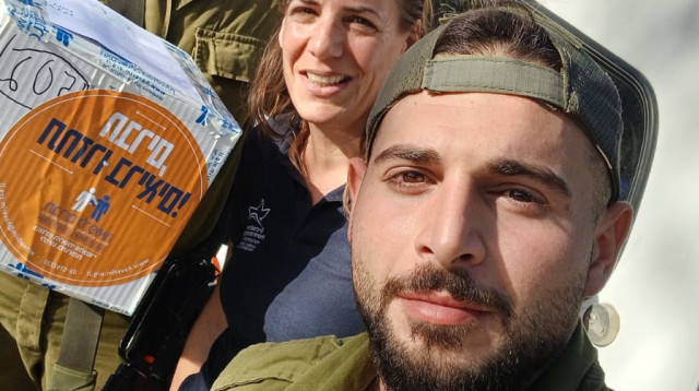  חיילים מקבלים משלוח חירום (צילום: "חברים לרפואה")