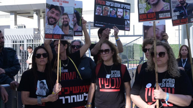 משפחות החטופים מפגינות בקריה למען שחרורם (צילום: אבשלום ששוני)