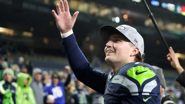 שחקן סיאטל סיהוקס דרו לוק אחרי הניצחון על פילדלפיה (צילום: GettyImages, Steph Chambers)