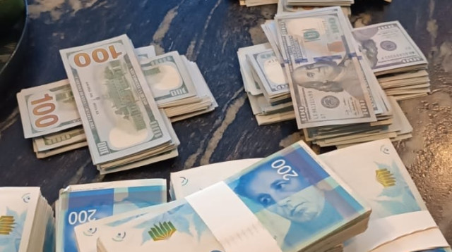 כסף מזומן שתפסה המשטרה מאיש עסקים החשוד בקשר לארגון הפשע אבו לטיף (צילום: דוברות המשטרה)