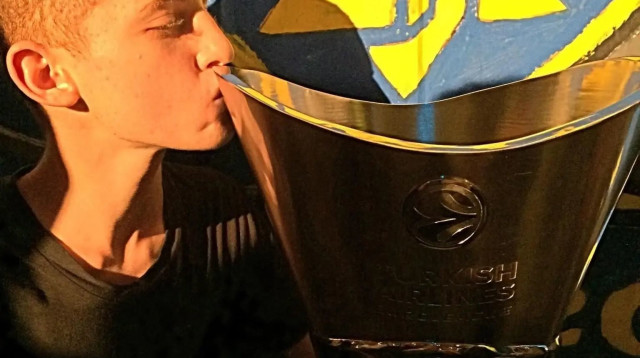 רותם לוי ז"ל עם גביע היורוליג בו זכתה מכבי תל אביב (צילום: צילום מסך, מתוך טוויטר)