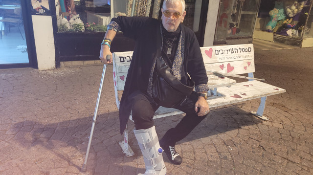 יובל כספין לאחר שנפגע על ידי רוכב אופניים (צילום: ניר פקין)