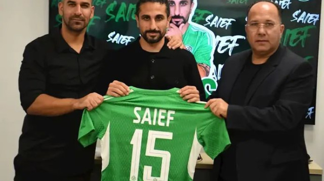 סייף עם עובדיה ואלברמן. מספר 15 החדש של הירוקים (צילום: אתר רשמי, מכבי חיפה)