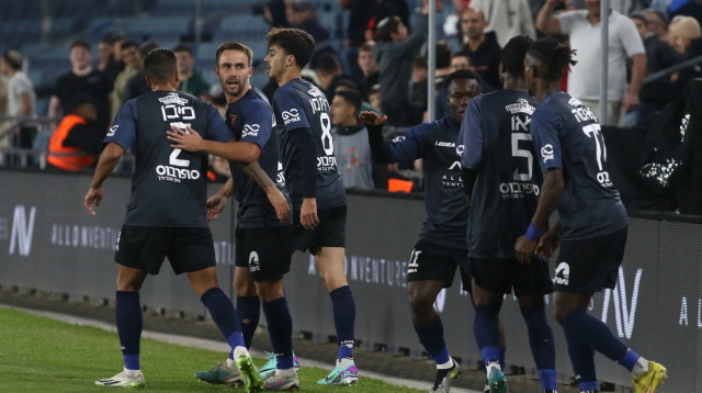 אור רויזמן ושחקני הפועל ירושלים חוגגים (צילום: שלומי גבאי)