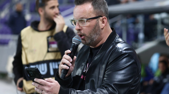 השדר הארגנטינאי-יהודי הרנן פלר, לפני המשחק בין הפועל תל אביב למכבי פתח תקוה (צילום: דני מרון)