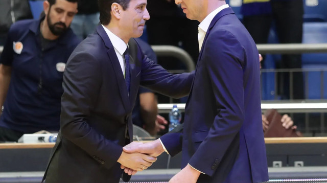 עודד קטש מאמן הפועל ירושלים עם יאניס ספרופולוס מאמן מכבי תל אביב (צילום: דני מרון)