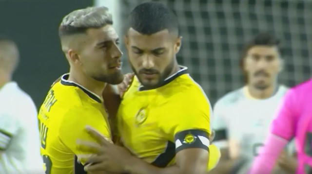 שחקני מכבי נתניה מרגיעים את כרם ג'אבר אחרי קריאות "מוות לערבים" (צילום: ספורט 1)