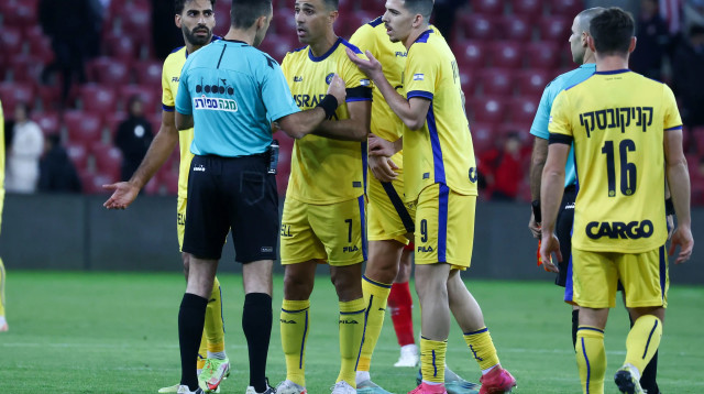 ערן זהבי מכבי תל אביב לצד רועי ריינשרייבר שופט כדורגל (צילום: דני מרון)