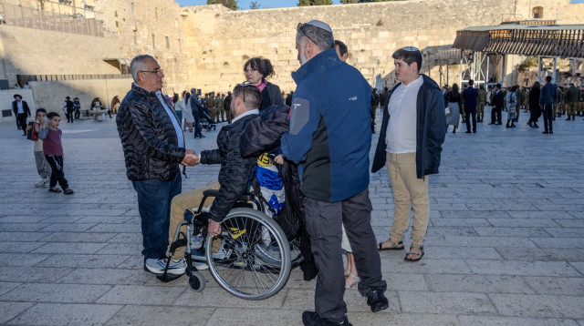 אביה של הלל, שנפצע בקרב בקיבוץ בארי (צילום: ניר עמוס)