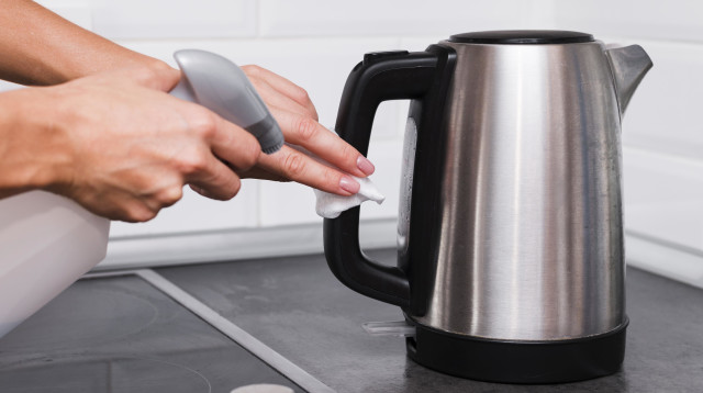 טיפים לניקוי הקומקום (צילום: אינג'אימג')