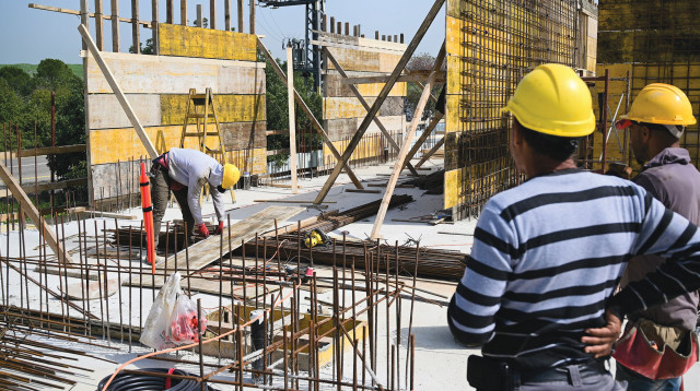 פועלים באתר בנייה (צילום: מיכאל גלעדי, פלאש 90)