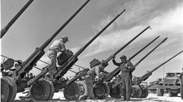 תותחים של הצבא המצרי שנלקחו שלל במבצע קדש (צילום: משה פרידן, לע"מ)