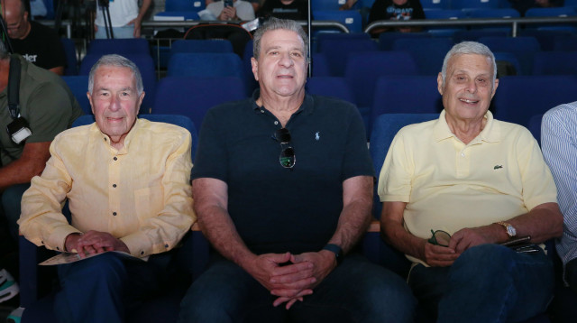 בעלי מכבי תל אביב דייויד פדרמן ואודי רקנאטי עם היו"ר שמעון מזרחי (צילום: אודי ציטיאט)