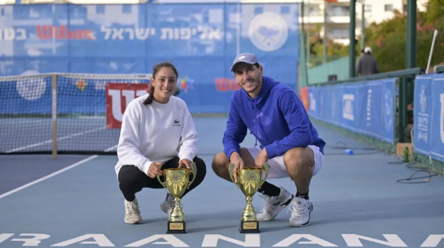 מיקה בוחניק לצד ישי עוליאל טניסאים (צילום: אתר רשמי, איגוד הטניס)