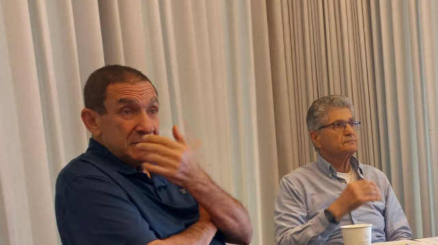 יפתח רון טל בסקירה לתנועת אומ"ץ (צילום: צילום באדיבות אומ"ץ)