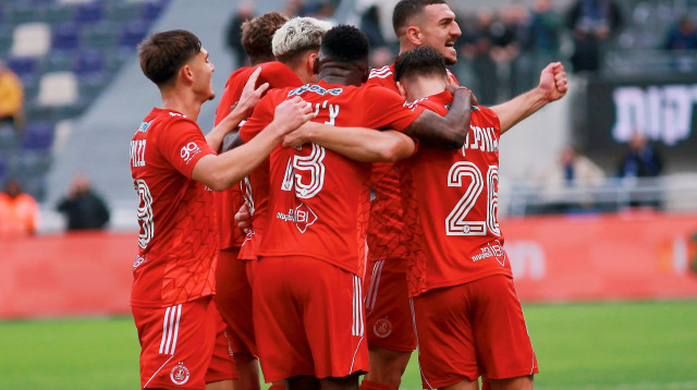 שחקני הפועל תל אביב חוגגים (צילום: קובי אליהו)