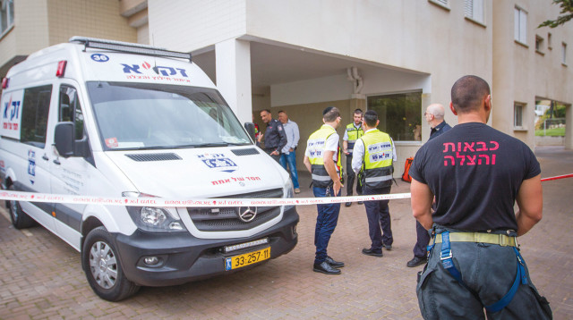 פינוי גופת קשישה שנמצאה מתה בדירתה בפתח תקווה  (צילום: פלאש 90)