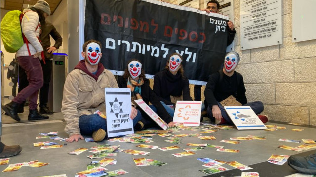 פעילי מחאה חוסמים כניסה למשרדי הממשלה (צילום: משנים כיוון)