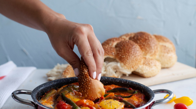 צריך רק חלה לטבול. שקשוקה של השפית מאיה דרין  (צילום: גל בן זאב,באדיבות סולתם)