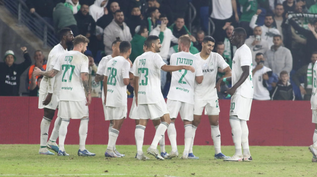 שחקני מכבי חיפה חוגגים עם פרנזי פיירו (צילום: שלומי גבאי)