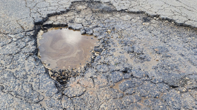 הבור שנפער ברחוב גיסין בפתח תקווה (צילום: אלון חכמון)