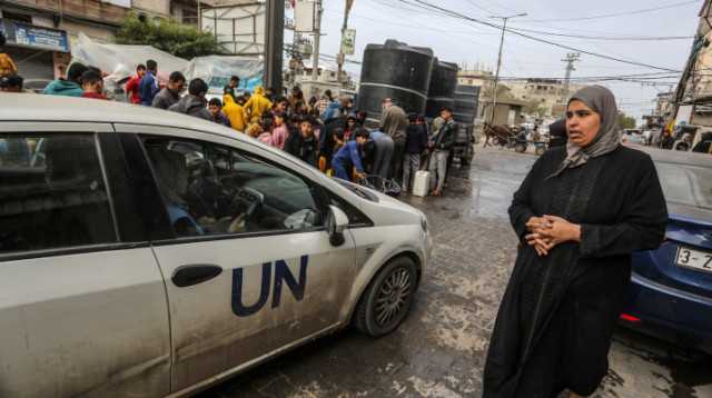 תושבי עזה מקבלים סיוע הומניטארי (צילום: עאבד רחים קטיב, פלאש 90)