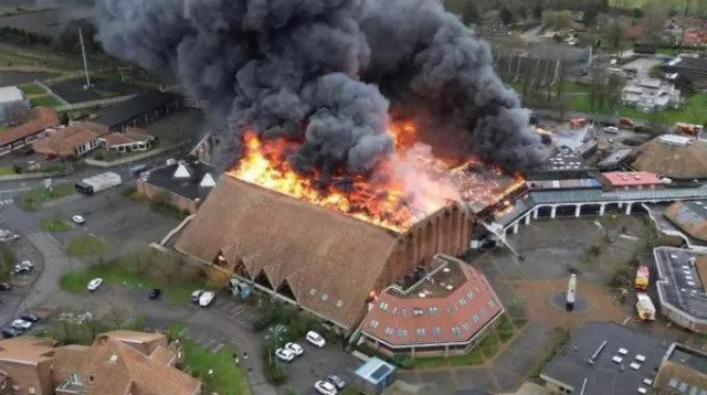 אולמה הביתי של גראבלין דנקירק עולה באש (צילום: אתר רשמי, מתוך הטוויטר של גראבלין דנקירק)