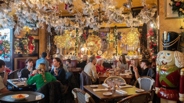 סועדים במסעדה בחג המולד בניו יורק (צילום: רויטרס)