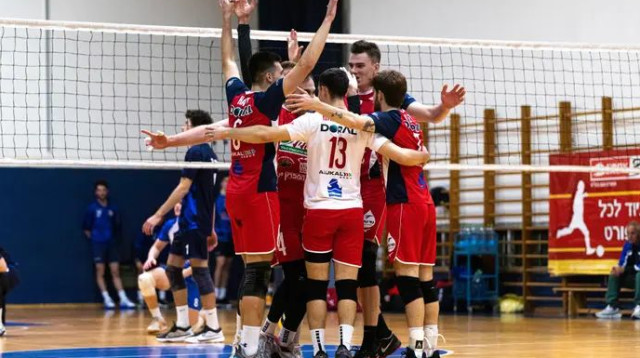 שמרו על הפסגה. שחקני מטה אשר/עכו (צילום: אתר רשמי, עילאי אל-עד, באדיבות הפועל גליל מטה אשר/)