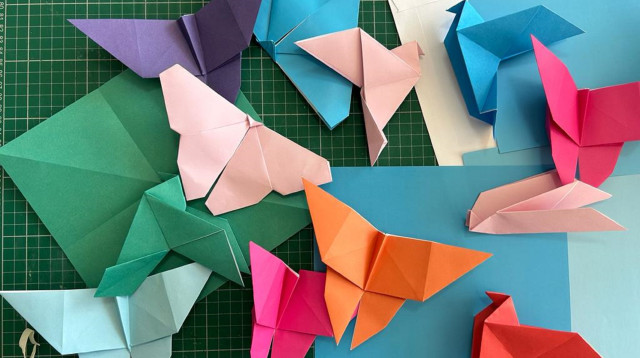 פרפרי אוריגמי בתערוכה "בשמיים ראיתי קשת" (צילום: באדיבות מוזיאון תל אביב)