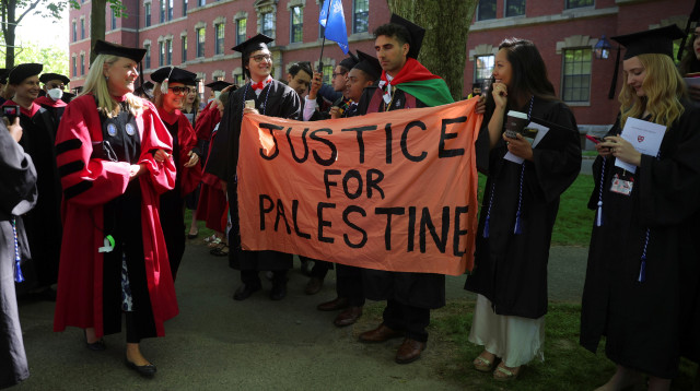 הפגנת תמיכה בפלסטינים בהארוורד (צילום: REUTERS/Brian Snyder)