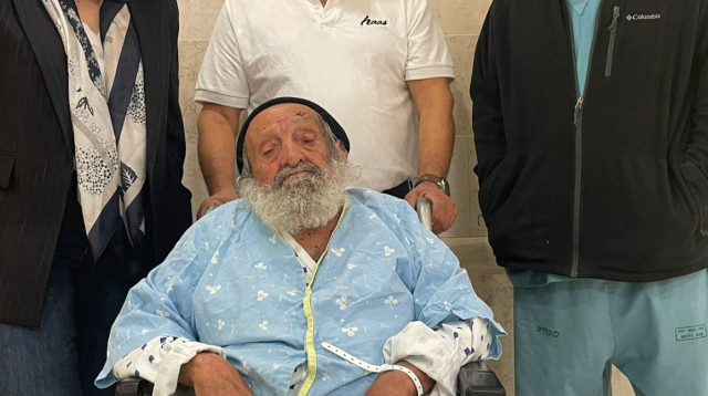 מימין לשמאל: ד״ר יפתח יסעור, באמצע הבן של עמירם, המטופל עמירם חביב ופרופ׳ אירית בכר (צילום: דוברות בית החולים בילינסון)