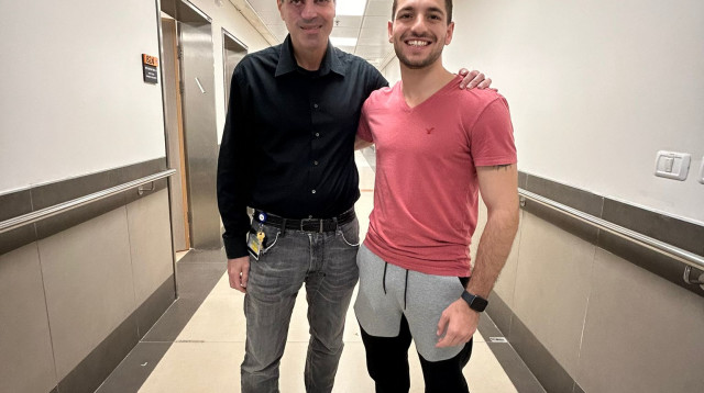 הדר ויגוצקי עם ד״ר אמיר חיים (צילום: דוברות המרכז הרפואי לשיקום לוינשטיין)