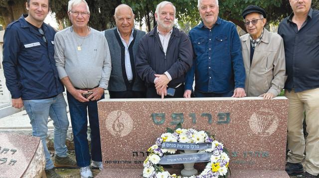 עלייה לקברו של הבית''רי הראשון, אהרון צבי פרופס (צילום: יח"צ)