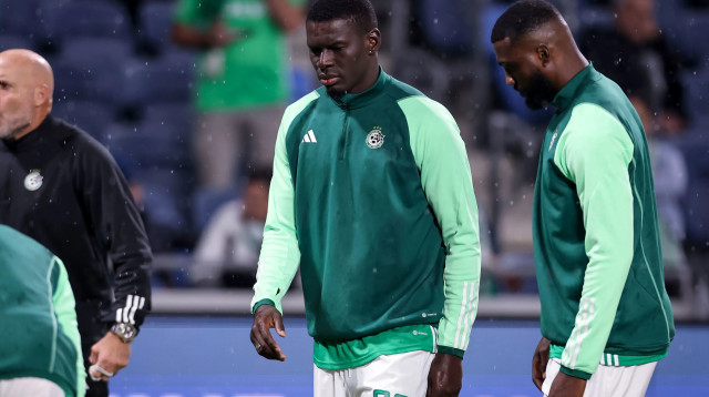 פרנזי פיירו, עבדולאי סק שחקני מכבי חיפה בחימום (צילום: מאור אלקסלסי)