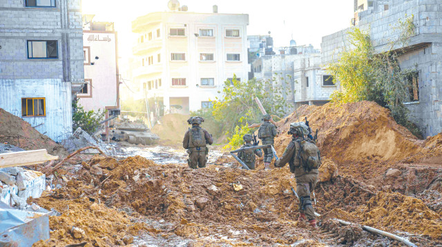 חיילי צה''ל נלחמים בתוך הבוץ (צילום: דובר צה"ל)