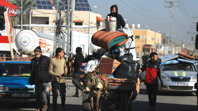 עזתים שנמלטו מבתיהם, במחנה הפליטים אל-בורייג' שבמרכז הרצועה (צילום: רויטרס)