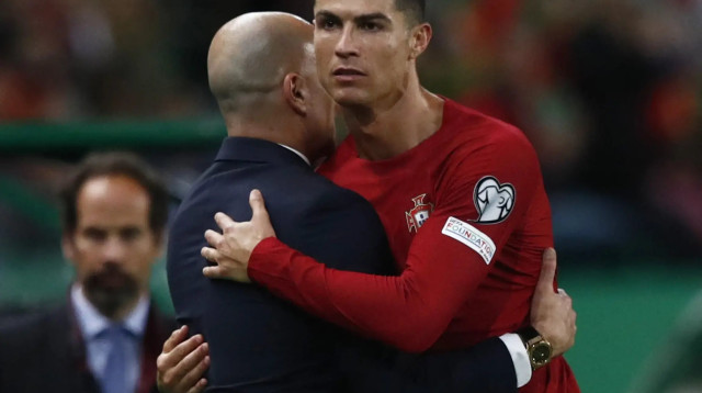 כריסטיאנו רונאלדו לצד מאמן נבחרת פורטוגל רוברטו מרטינס (צילום: רויטרס)