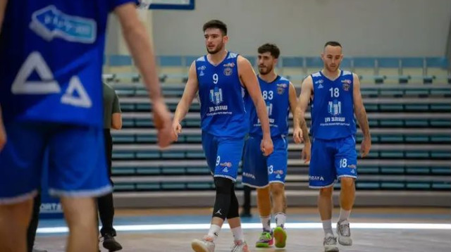 הפכו בחזרה במשחק דרמטי. שחקני מכבי רחובות (צילום: אתר רשמי, נתן ברברוב מנהלת ליגה לאומית Winner)