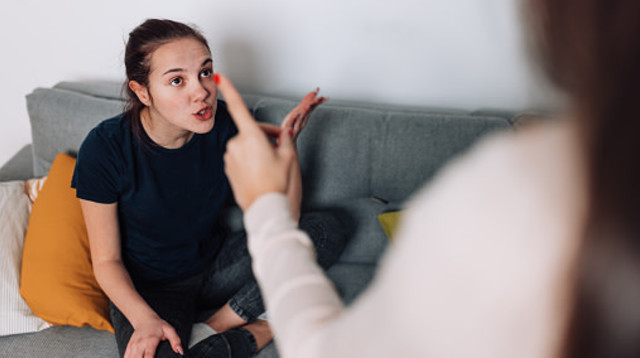 האם הוציאה צו הרחקה מבתה - בית המשפט הורה שתחזור לביתה (צילום: RealPeopleGroup gettyimages)