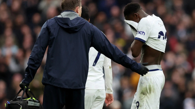 פאפ מטאר סאר שחקן טוטנהאם בוכה לאחר שנפצע (צילום: רויטרס)