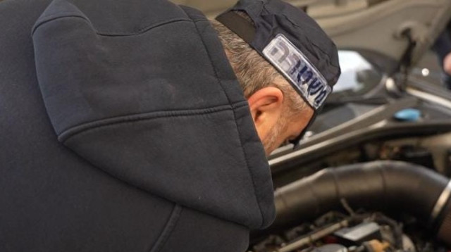 פשיטה על מוסך בצפון בחשד לשיפור בלתי חוקי של כלי רכב (צילום: דוברות המשטרה)