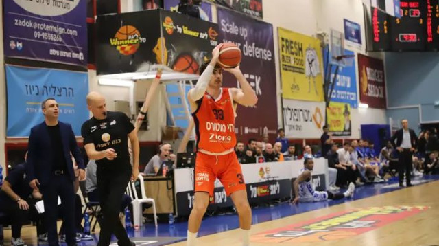 טריפל דאבל נדיר. קרביץ (צילום: אתר רשמי, עמית סמיקט, עירוני נס ציונה)