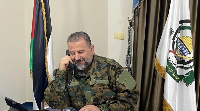 תמונה המפורסמת של סאלח אל-עארורי אחרי האיום המפורש של ביבי עליו (צילום: בתקשורת הערבית)